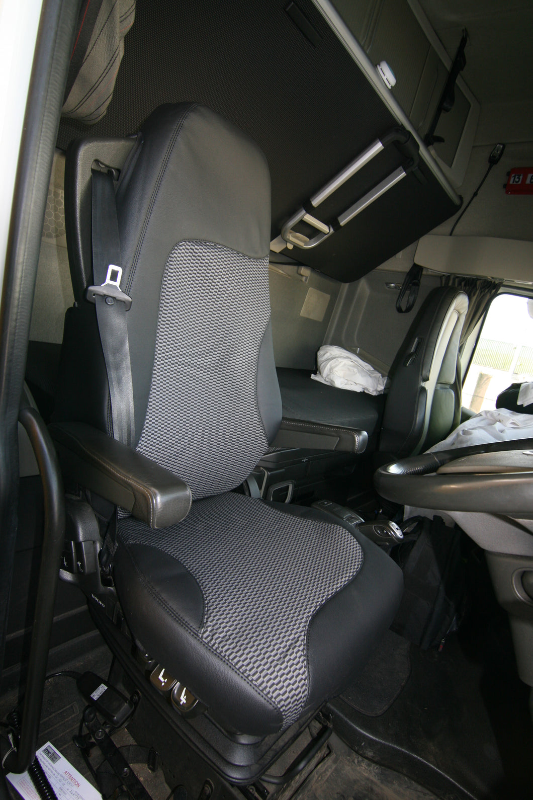 Volvo FM Truck - Tailored Premium / Leatherette - Drivers Seat Cover